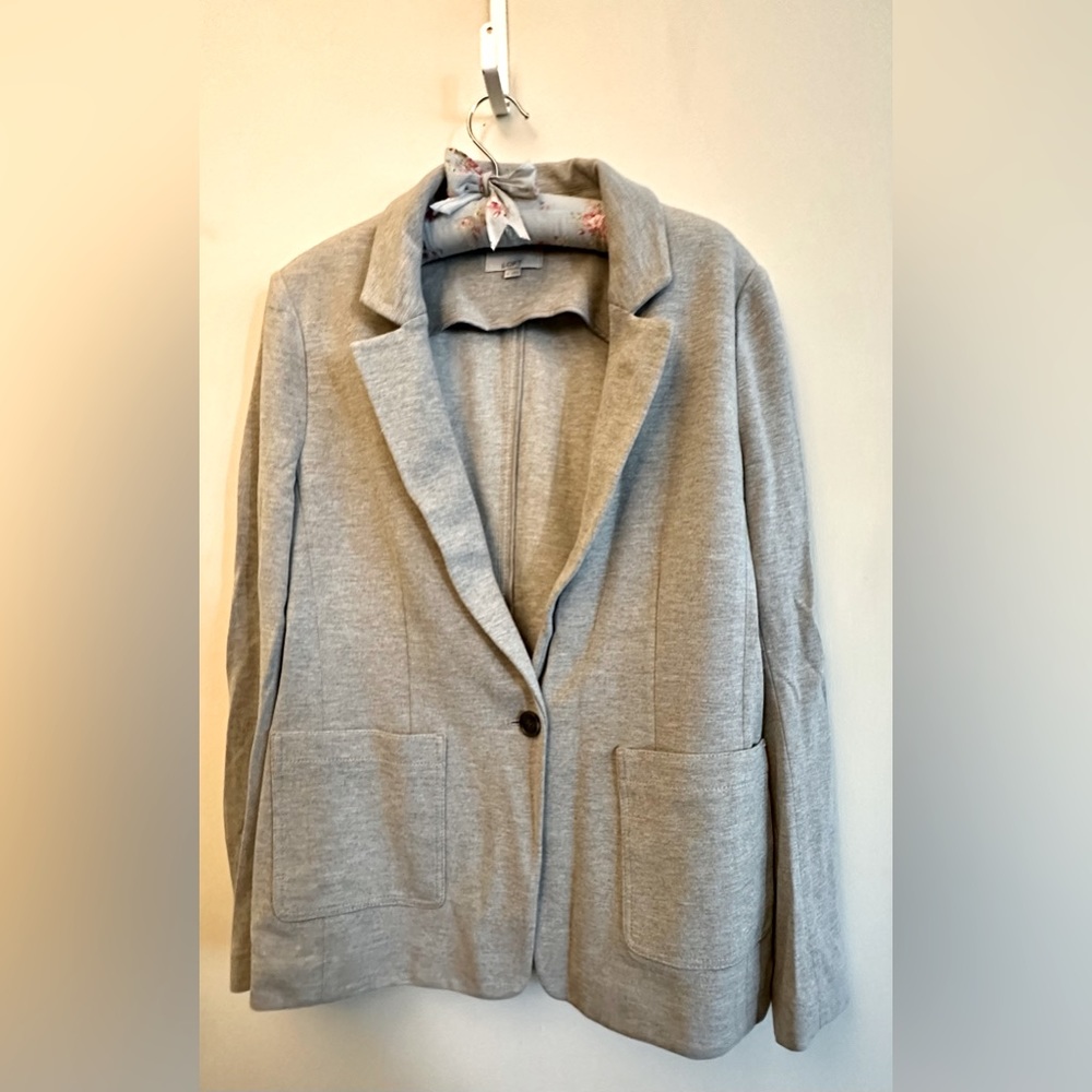 NWOT LOFT Grey blazer, Medium, excellent condition, perfect for Fall/Winter